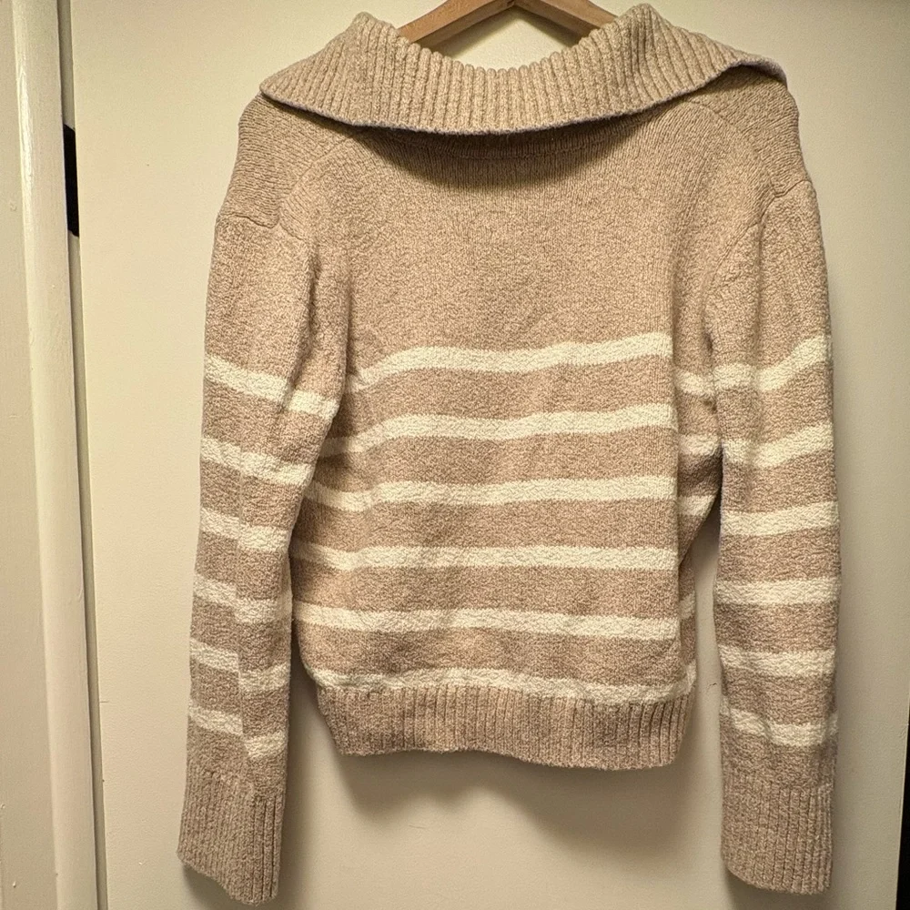 Abercrombie & Fitch Beige and White V-Neck Sweater - Picture 3 of 3